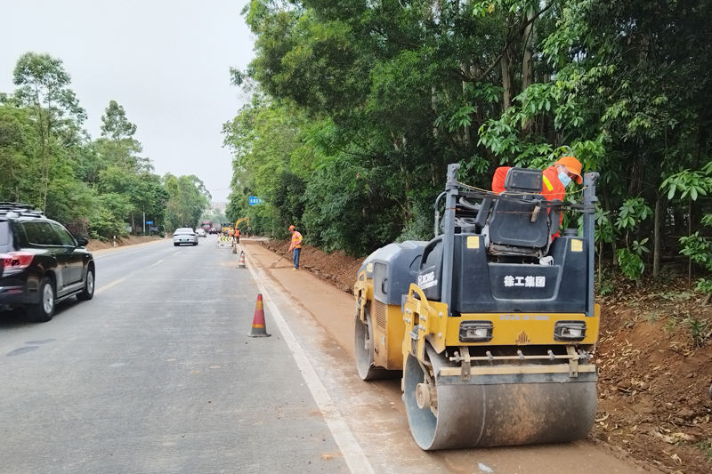 國(guó)道209線Ｋ3692+500路肩硬化施工。廣西沿海公路發(fā)展中心供圖