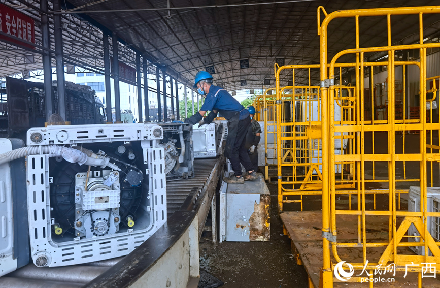 工作人員對廢舊家電進行分揀。人民網(wǎng)記者 陳燕攝