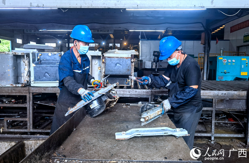 工作人員對廢舊家電進行拆解。人民網(wǎng)記者 陳燕攝