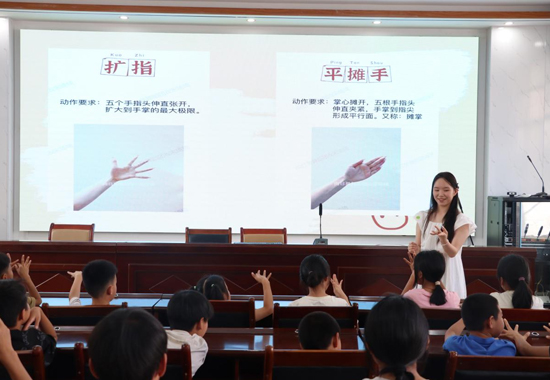 大學(xué)生教授孩子們手部舞蹈動(dòng)作。資源縣中峰鎮(zhèn)中峰村駐村工作隊(duì)供圖