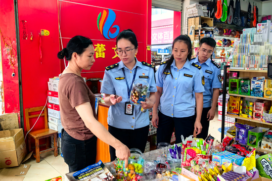 市場監(jiān)督管理局執(zhí)法人員進行檢查。