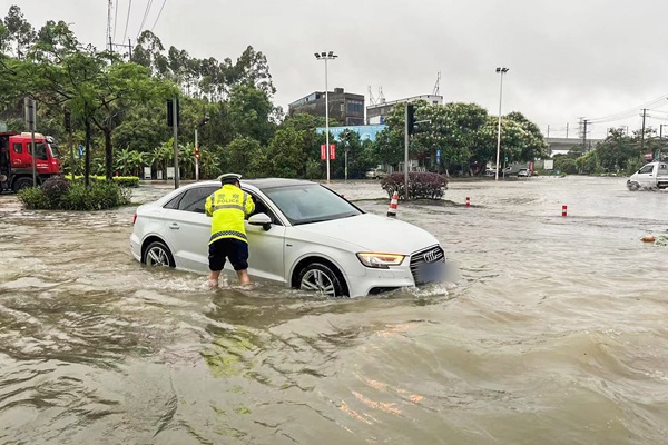 黃崇威主動幫助涉水行駛發(fā)生故障車輛