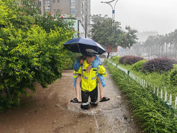黃崇威背送中考考生