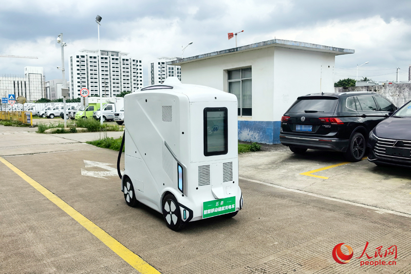 智能移動(dòng)儲(chǔ)能充電車在廠區(qū)內(nèi)自動(dòng)行駛。人民網(wǎng) 付華周攝