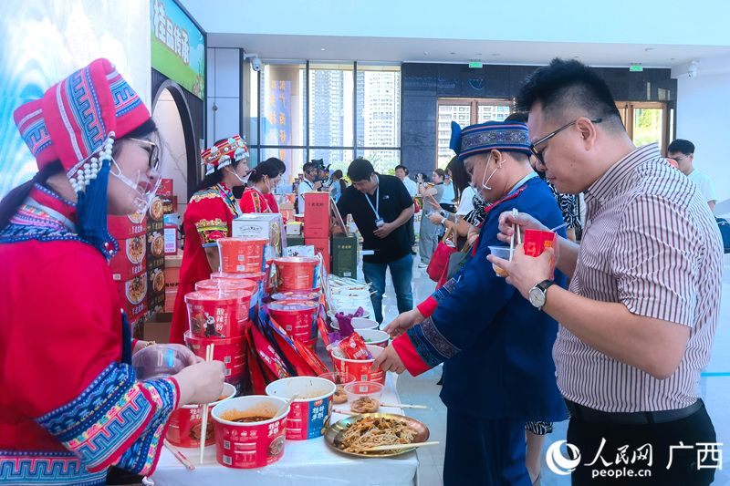 干部職工紛紛前來品鑒采購。人民網(wǎng)記者 陳燕攝