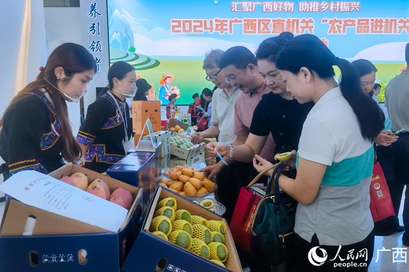 干部職工紛紛前來品鑒采購。人民網(wǎng)記者 陳燕攝