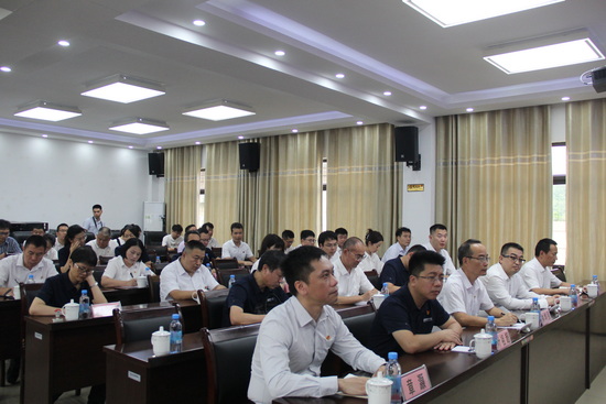 各黨支部代表認真聆聽黨課。陳飛霞攝