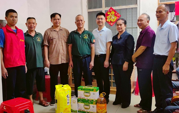 慰問現(xiàn)場。