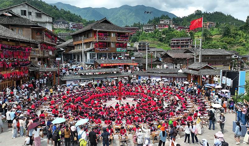廣西龍勝各族自治縣龍脊鎮(zhèn)大寨村瑤族同胞歡慶傳統(tǒng)“曬衣節(jié)”。梁章暉攝