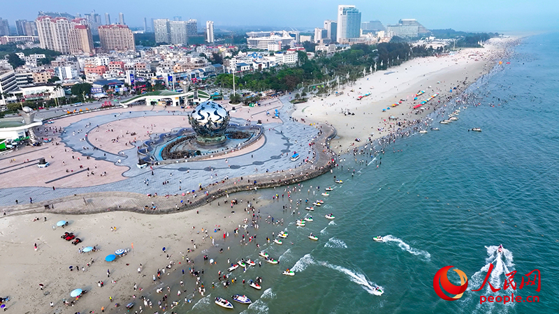 北海銀灘是夏季避暑的好去處。人民網(wǎng) 雷琦竣攝