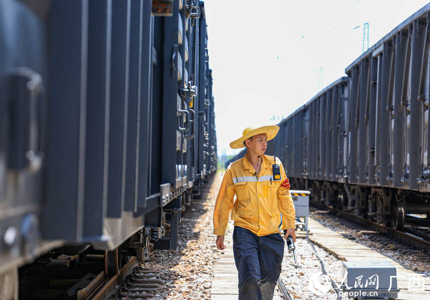 檢車員行走在發(fā)燙的水泥板上。人民網(wǎng)記者 王勇攝