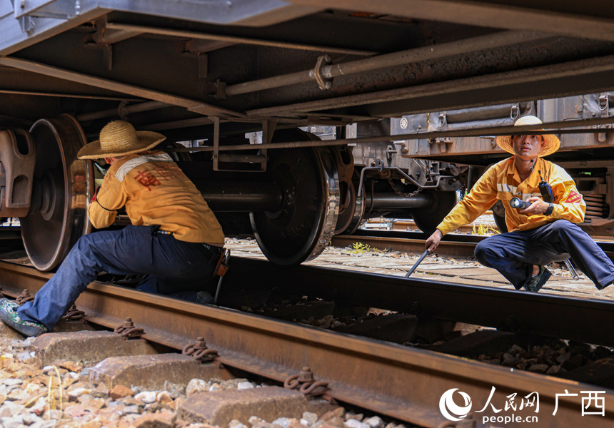 檢車員在高溫下進(jìn)行檢車作業(yè)。人民網(wǎng)記者 王勇攝