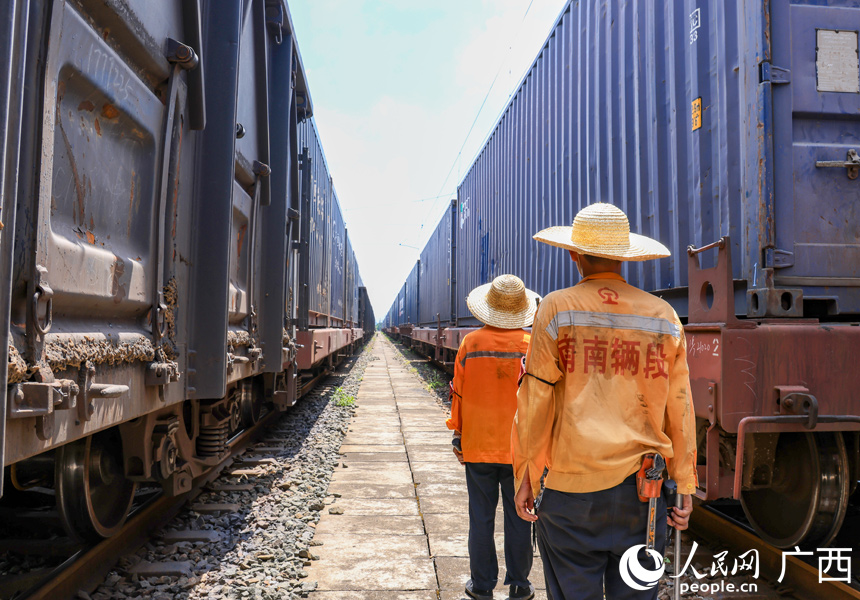 檢車員在接車作業(yè)。人民網(wǎng)記者 王勇攝