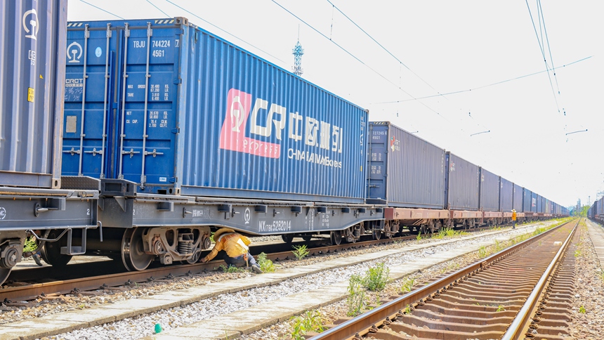 檢車員在高溫下進行檢車作業(yè)。封榮權(quán)攝