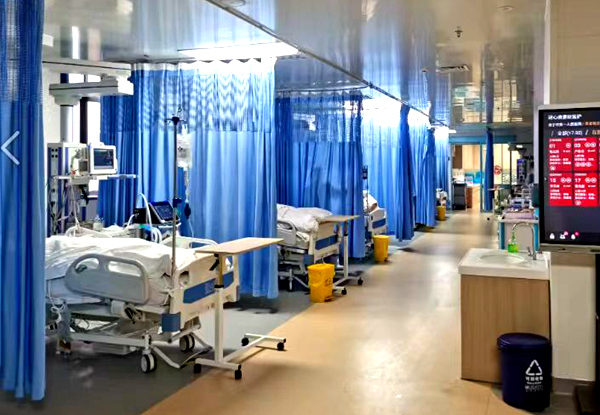 病房一角。