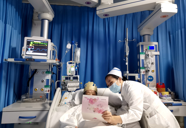 為94歲奶奶慶祝生日。