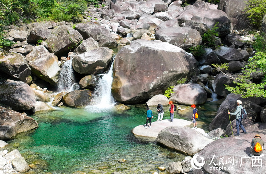 探險隊成員在漓江源大峽谷沿途采風(fēng)。人民網(wǎng) 付華周攝