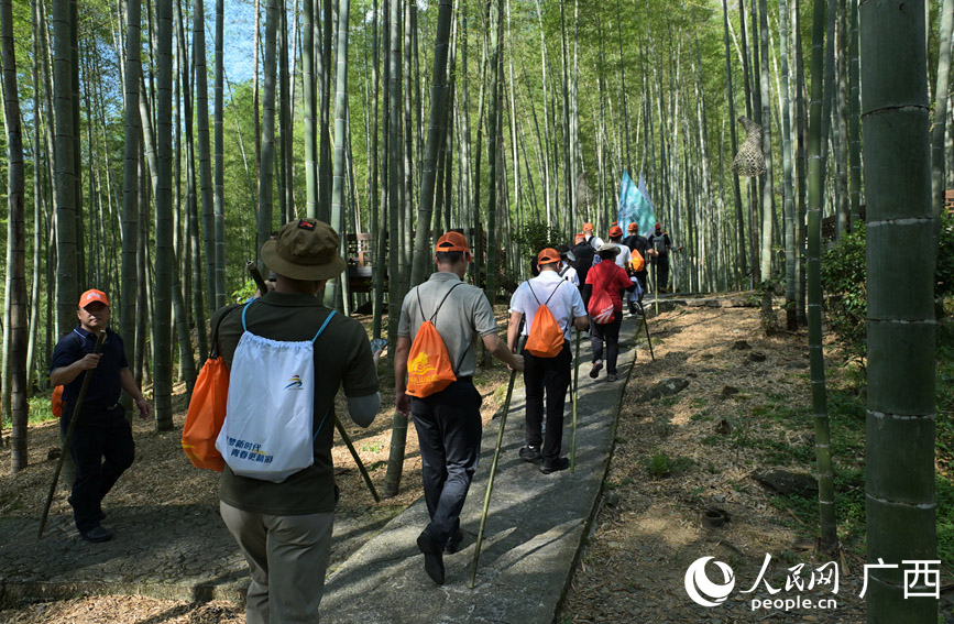 探險隊向漓江源徒步。人民網(wǎng) 雷琦竣攝