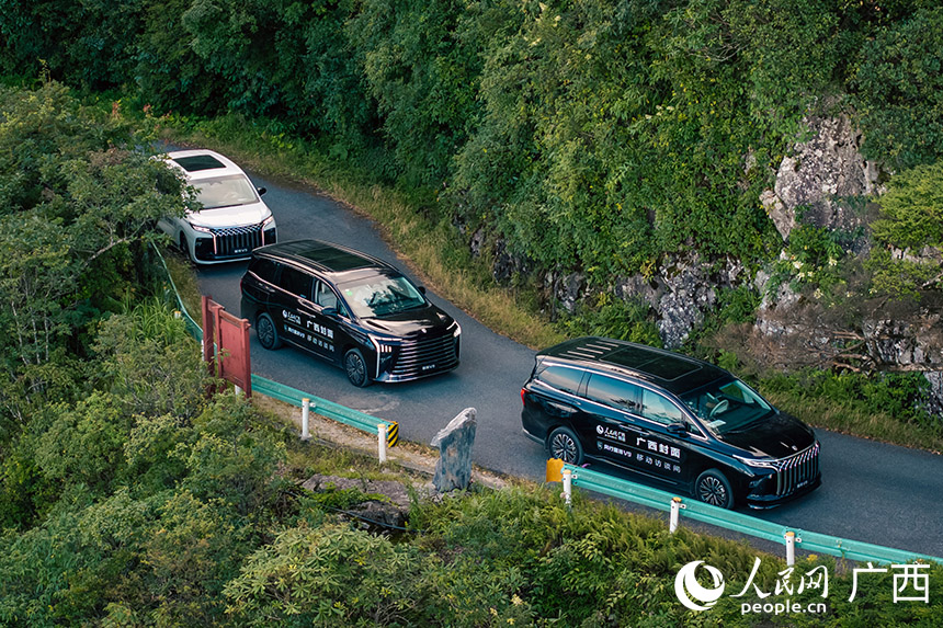 報(bào)道團(tuán)乘坐風(fēng)行星海V9商務(wù)車前往漓江源。人民網(wǎng)記者 嚴(yán)立政攝