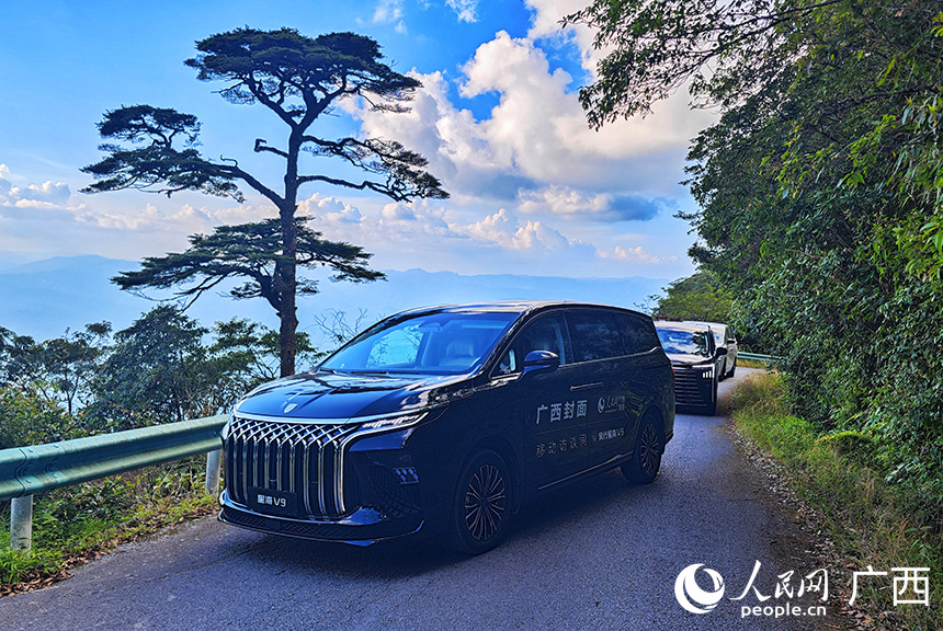 報(bào)道團(tuán)行進(jìn)途中。人民網(wǎng)記者 嚴(yán)立政攝