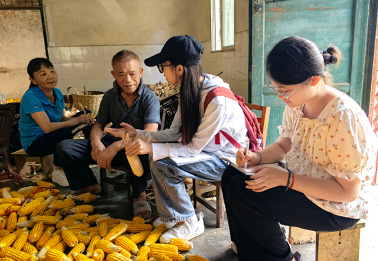 師生對(duì)村民進(jìn)行訪談。廣西民族大學(xué)民族學(xué)與社會(huì)學(xué)學(xué)院供圖