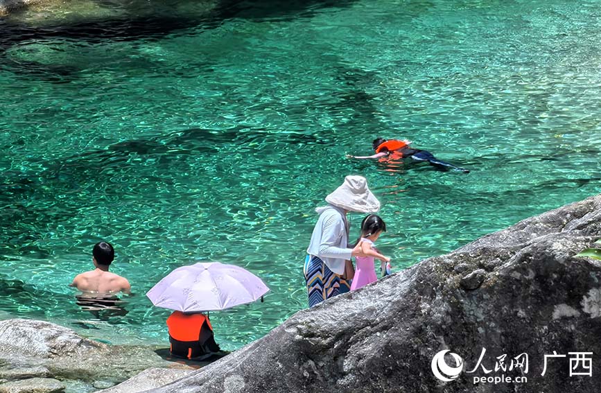 游客在貓兒山漓江源大峽谷玩水。人民網(wǎng) 付華周攝1