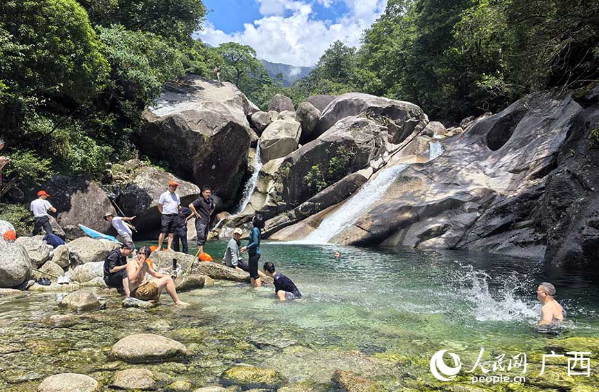 游客在貓兒山漓江源大峽谷玩水。人民網(wǎng) 付華周攝