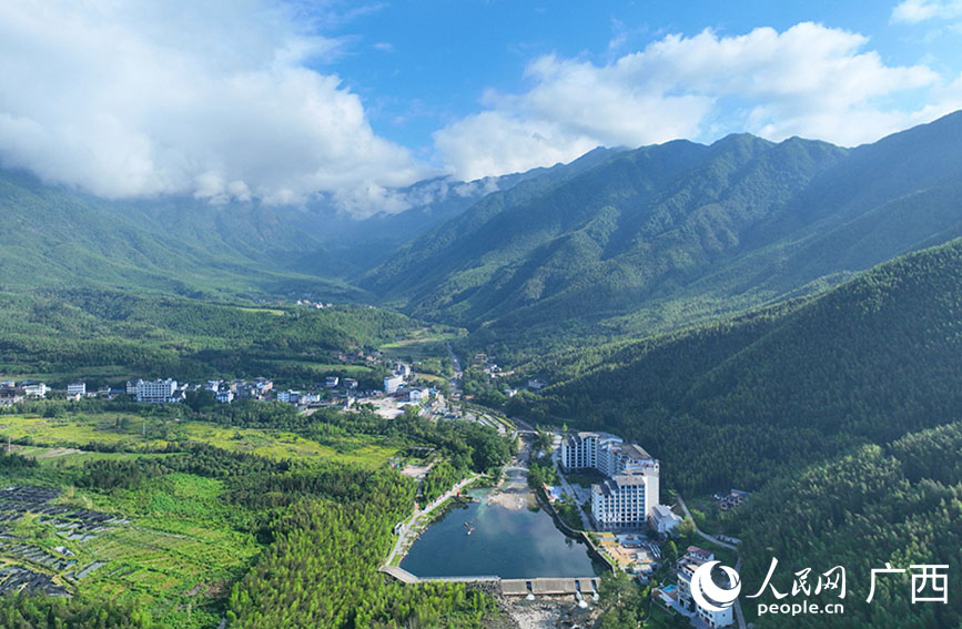 環(huán)境優(yōu)美的貓兒山漓江源大峽谷。人民網(wǎng) 付華周攝