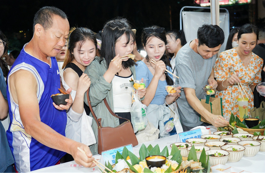 游客在品嘗美食。主辦方供圖