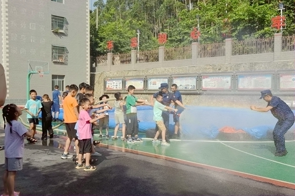 “萌娃”體驗水槍。