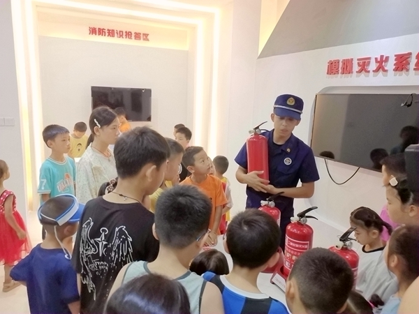 消防員講解如何使用滅火器。