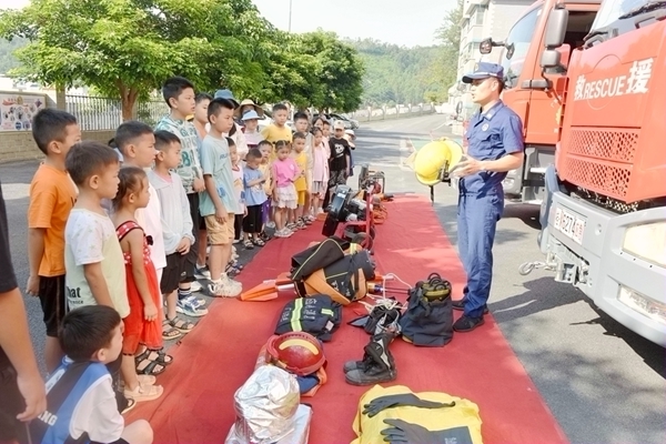 消防員向孩子們介紹各類消防裝備。