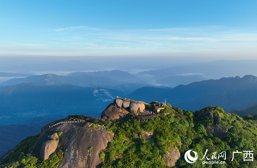 貓兒山主峰。人民網(wǎng) 付華周攝