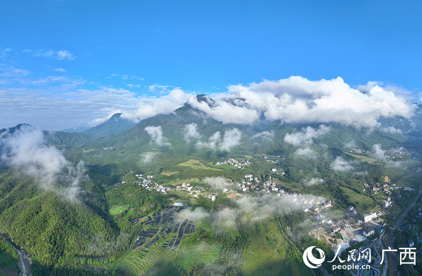 云霧中的貓兒山。人民網(wǎng) 付華周攝