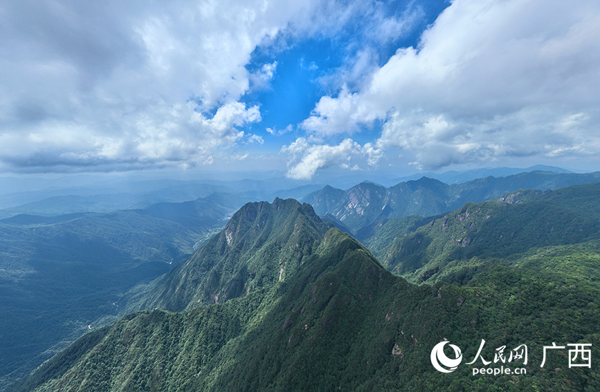 藍(lán)天白云下的貓兒山美如畫卷。人民網(wǎng) 付華周攝