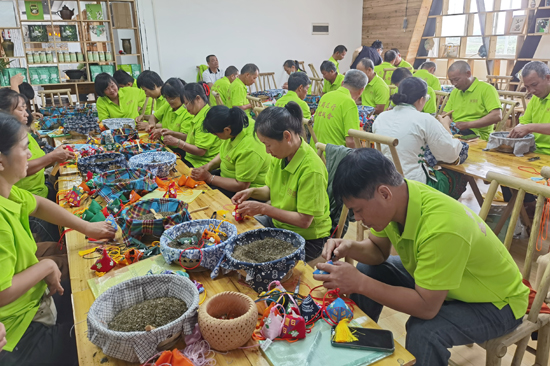 學(xué)員們正在學(xué)習茉莉香包制作