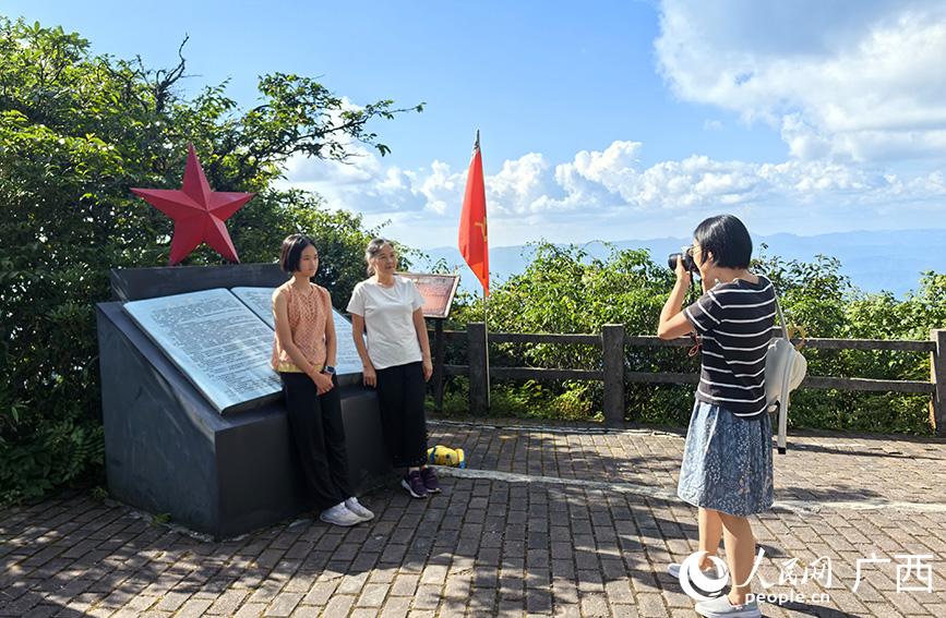 游客在貓兒山老山界合影。人民網(wǎng) 付華周攝