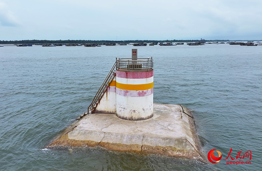 中越邊界1377號界碑。人民網(wǎng) 雷琦竣攝