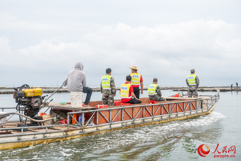 竹山村的黨員志愿者們乘坐巡邏船前往海上界碑。人民網(wǎng)記者 嚴(yán)立政攝