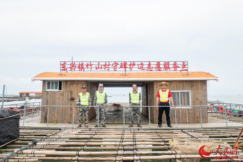 海上的竹山村守碑護(hù)邊志愿服務(wù)點(diǎn)。人民網(wǎng)記者 嚴(yán)立政攝