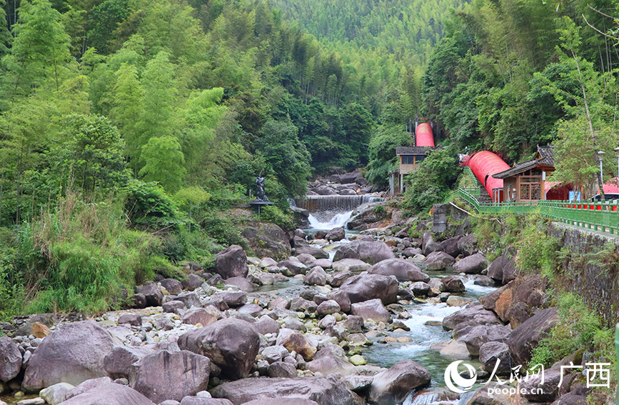 貓兒山漓江源大峽谷溪流。人民網(wǎng) 付華周攝