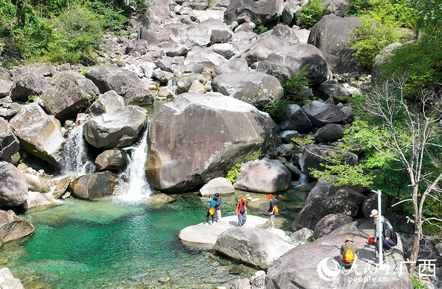 游客在漓江源大峽谷打卡。人民網(wǎng) 付華周攝