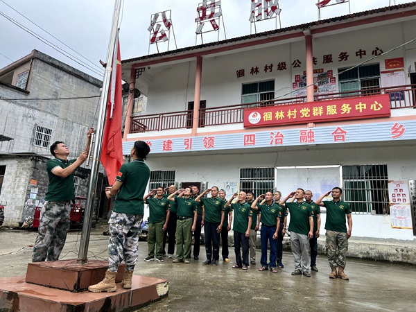 退役軍人進行升國旗儀式。黎玉聰攝