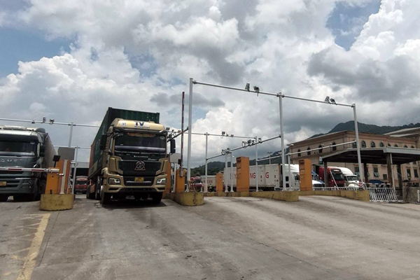 越南貨車在浦寨互市區(qū)通關(guān)