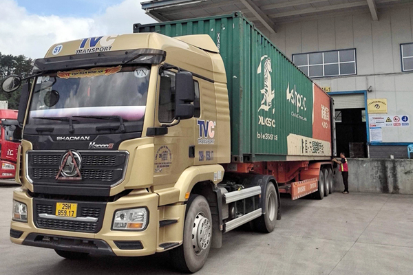 越南貨車正在裝載出口貨物