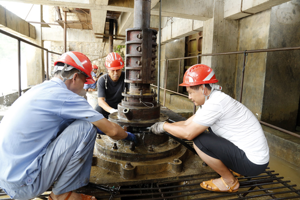 工作人員在搶修機(jī)器。