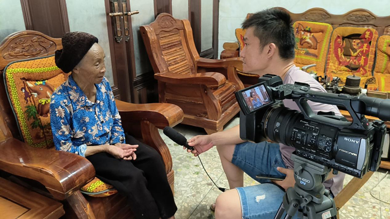 曹利國的家人接受采訪。凌云縣融媒體中心供圖