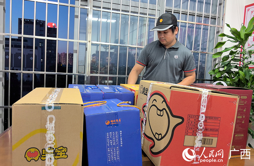 工作人員正在打包裝箱。人民網(wǎng) 付華周攝