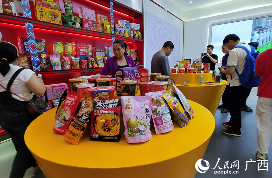 游客參觀(guān)預(yù)包裝螺螄粉展廳。人民網(wǎng) 付華周攝