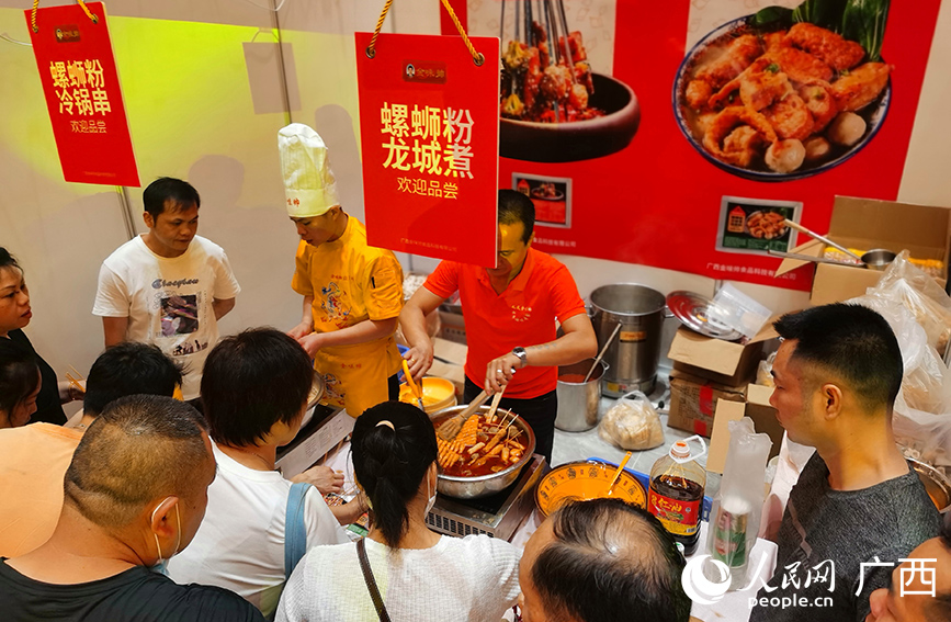 螺螄粉衍生品受歡迎。人民網(wǎng) 付華周攝